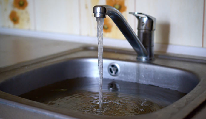 kitchen sink water flowing